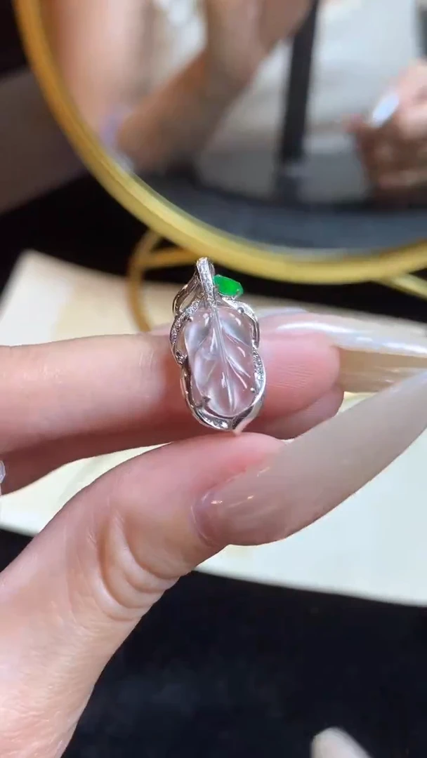 翡翠18K金镶嵌颈饰翡翠叶子