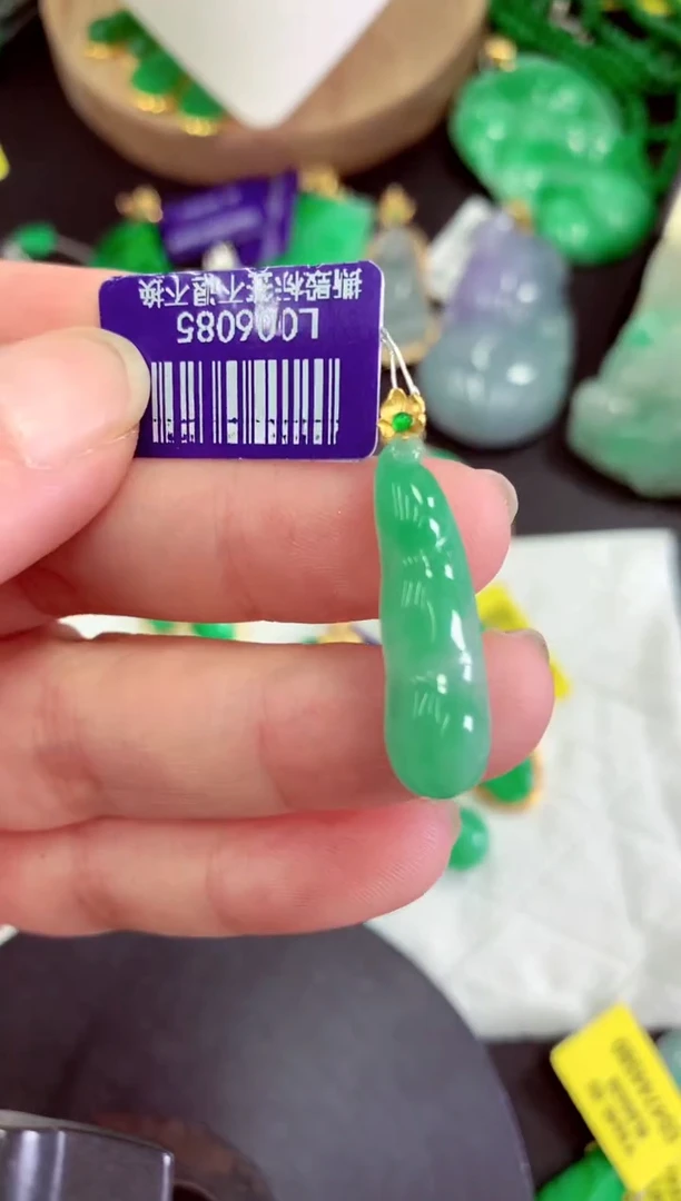 颈饰18K金镶嵌翡翠挂件