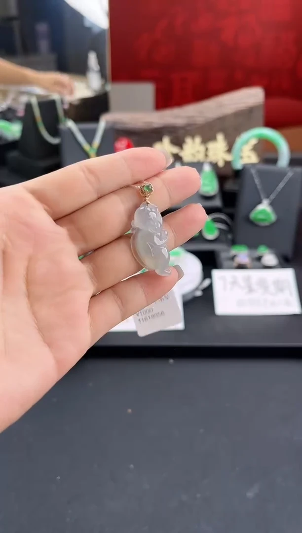 翡翠18K金镶嵌颈饰吊坠