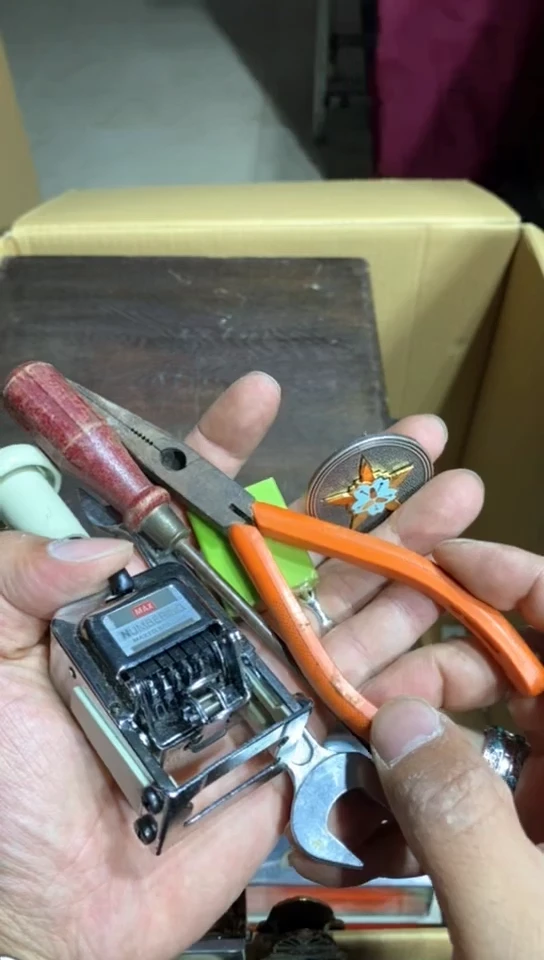 8新中古商品，瑕疵品，不保好坏。402