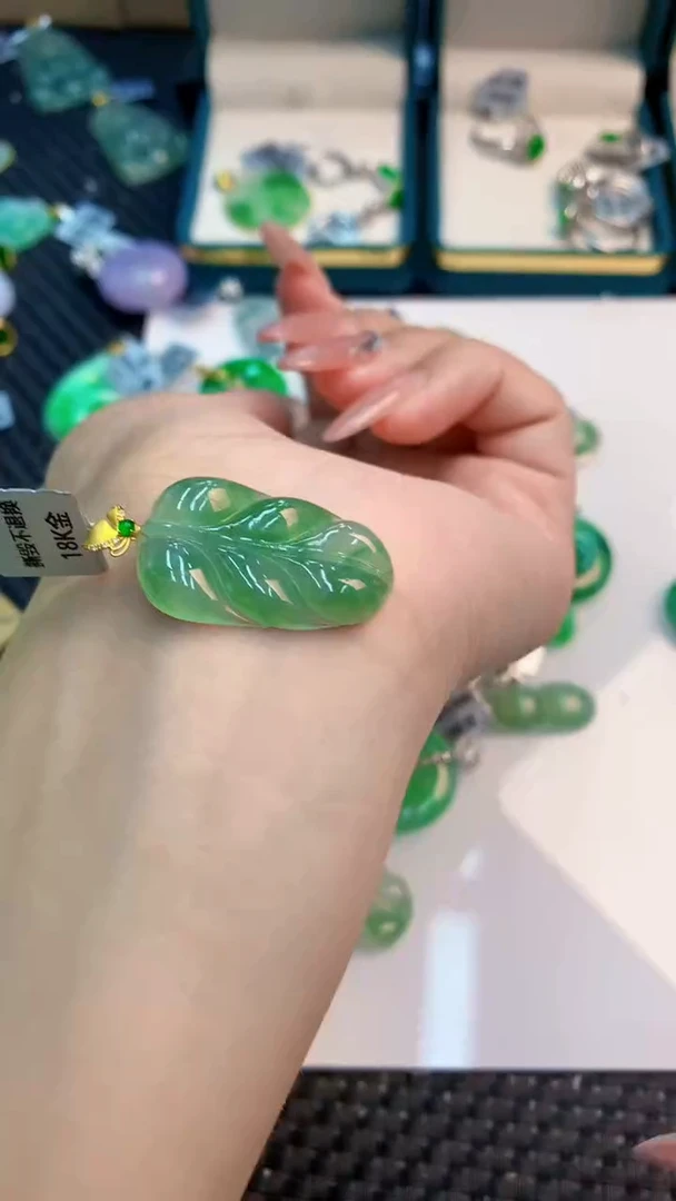 翡翠18K金镶嵌吊坠(不含链)1