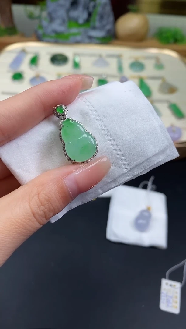 吊坠(不含链)18K金镶嵌翡翠葫芦18K金扣镶嵌@@CMT