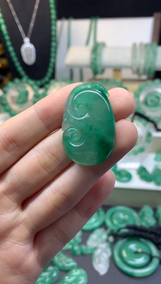 吊坠(不含链)未镶嵌石英质玉（非洲翠）如意