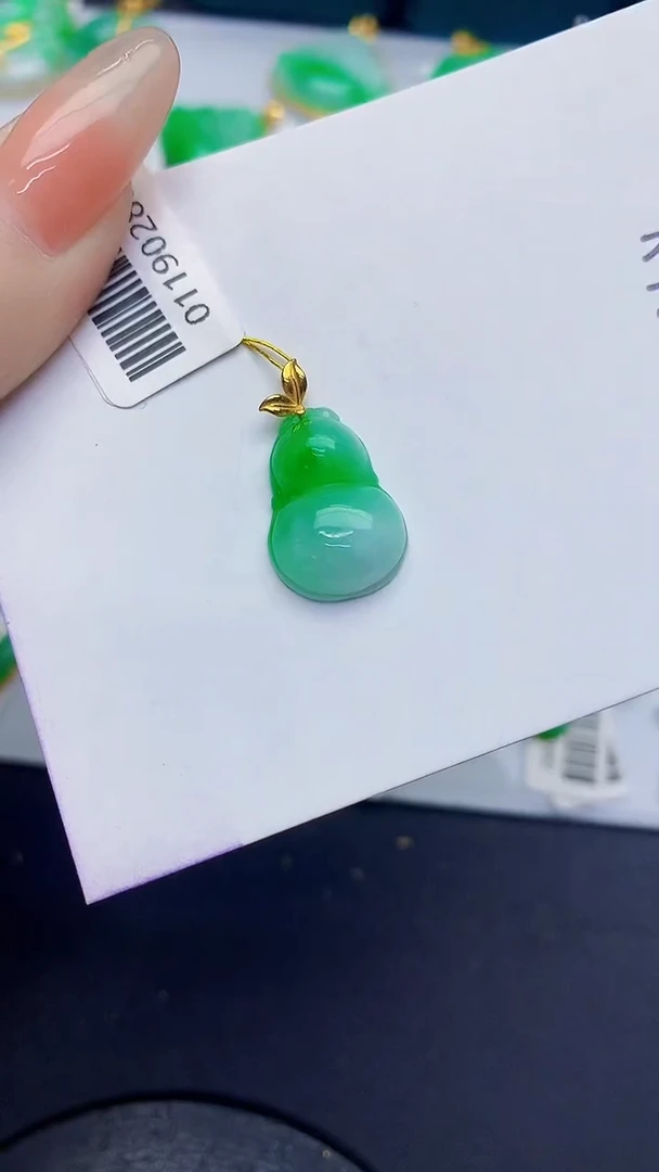 颈饰18K金镶嵌翡翠缅甸天然翡翠A货