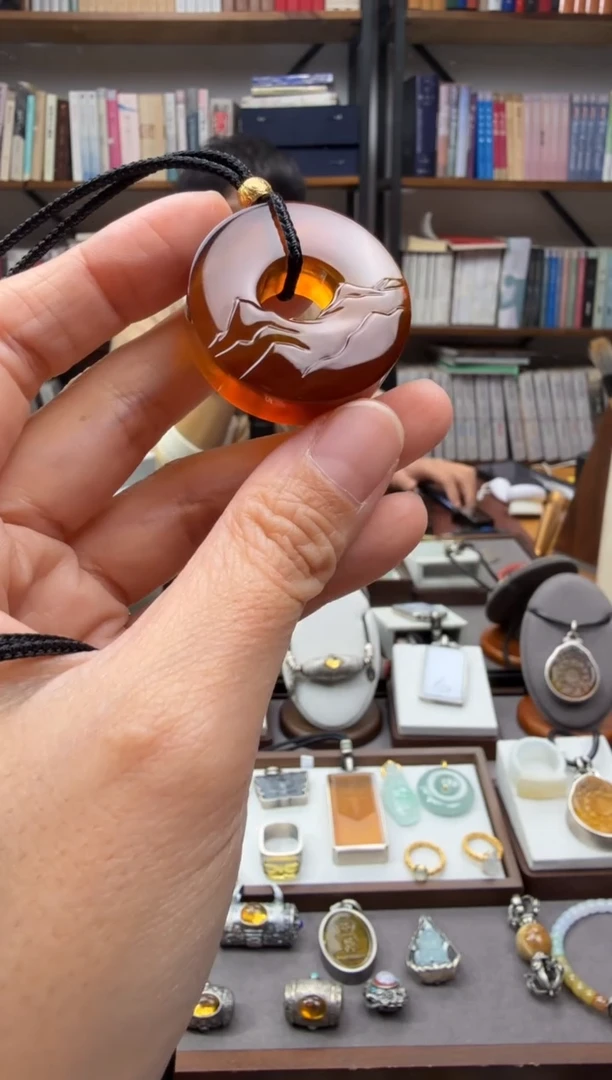 琥珀颈饰未镶嵌风****？远山吊坠