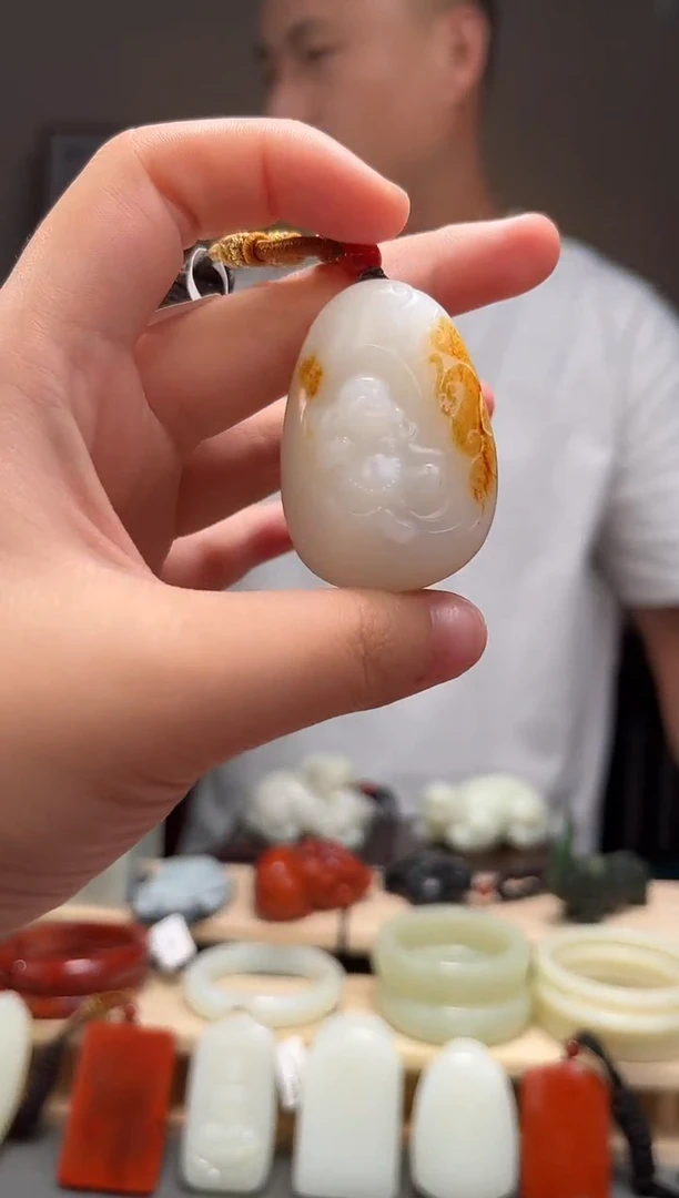 颈饰未镶嵌和田玉吊坠