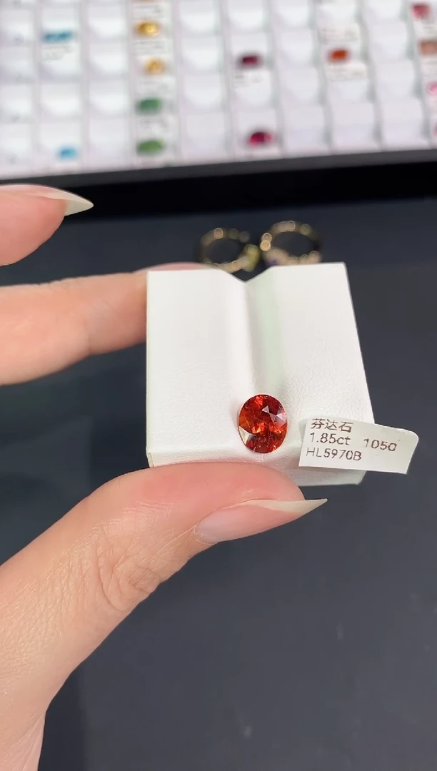未镶嵌裸石石榴石（芬达石）1.85CT HL5970B