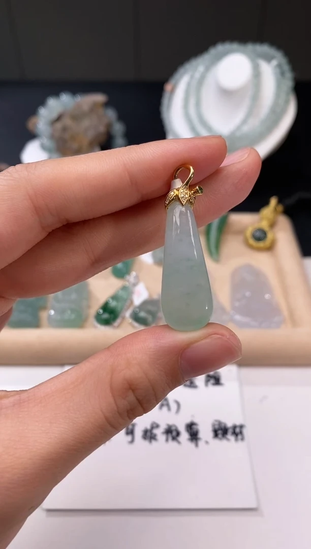 【闪购商品】翡翠颈饰18K金镶嵌吊坠