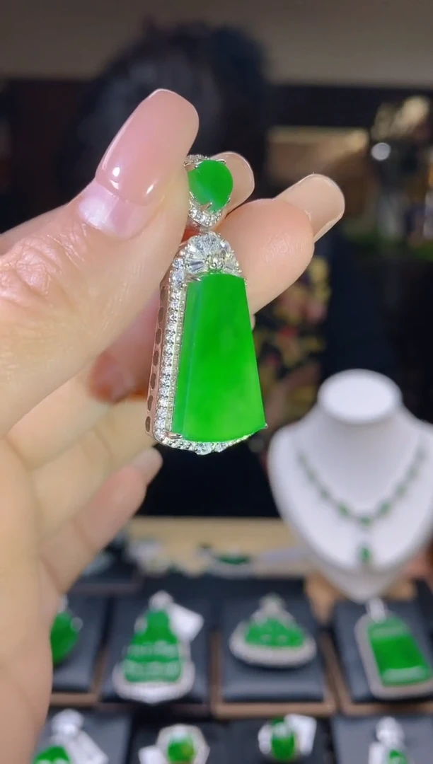 【闪购商品】翡翠吊坠(不含链)未镶嵌翡翠吊坠