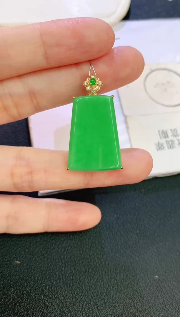 翡翠18K金镶嵌颈饰 赠礼盒证书 麦麦