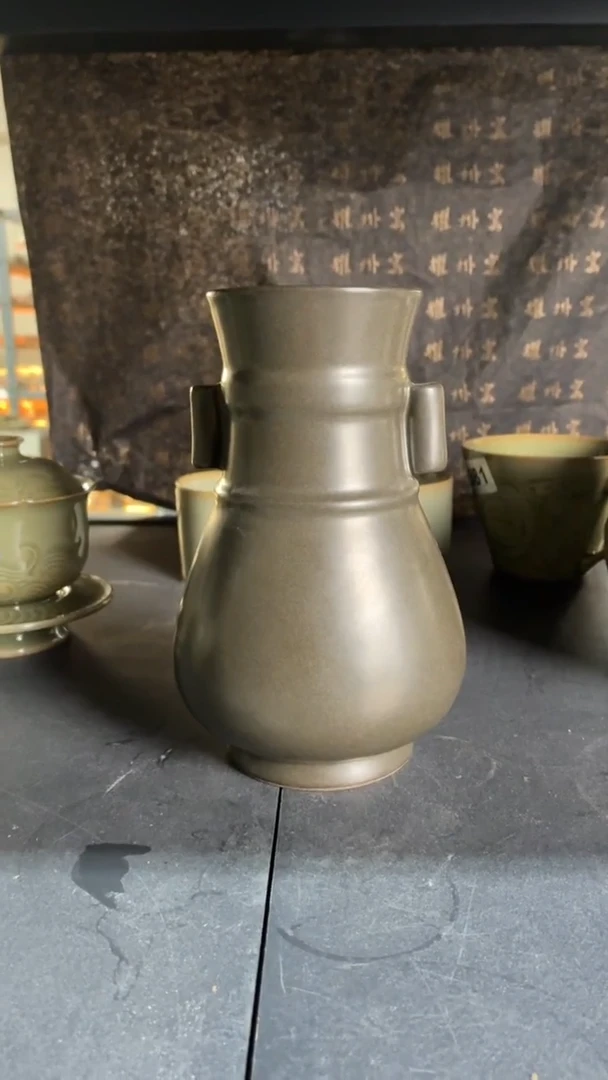 耀州窑仰山茶叶沫双耳瓶