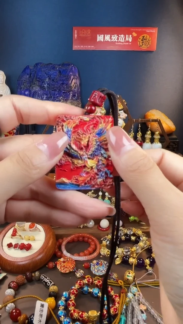 m**w，红红浴火凤凰牌子