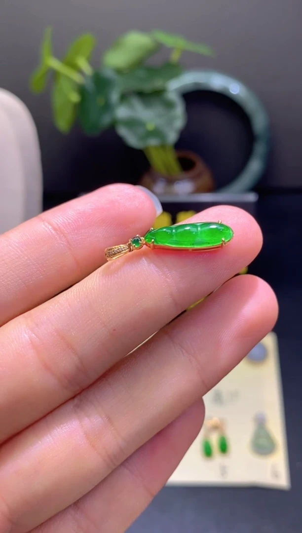 翡翠18K金镶嵌颈饰翡翠吊坠
