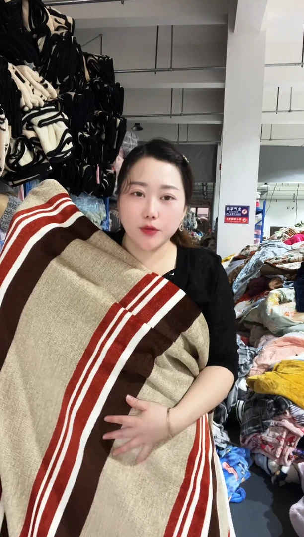 混纺主播手上展示的产品