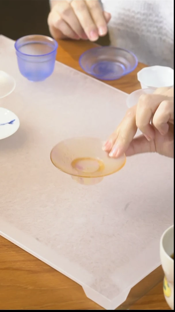 琉璃杯托琥珀色高足一个
