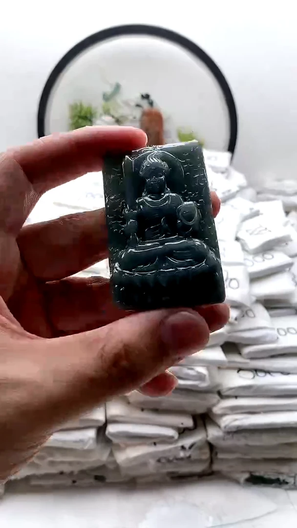 颈饰未镶嵌翡翠不动明王