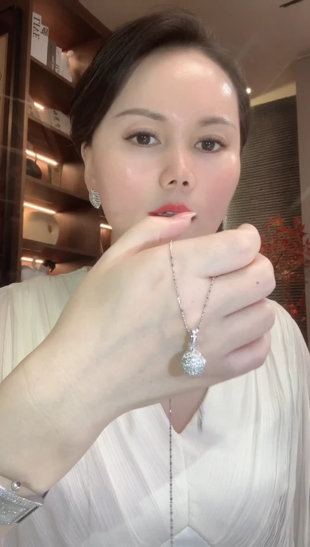 18K金镶嵌吊坠(不含链)钻石A19