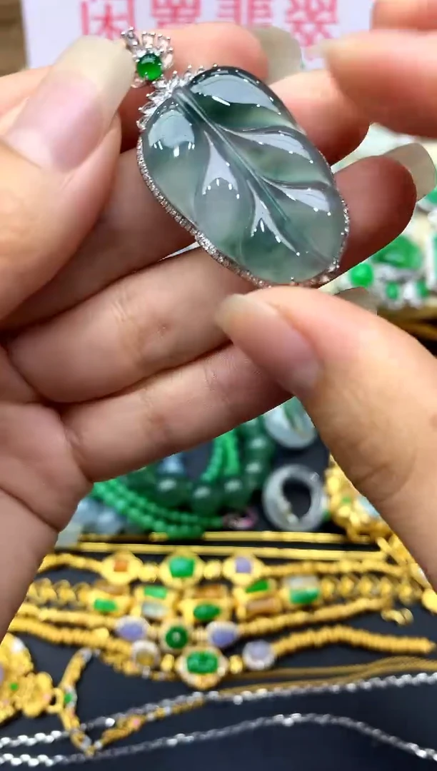 颈饰18K金镶嵌翡翠576 -中国好珍宝