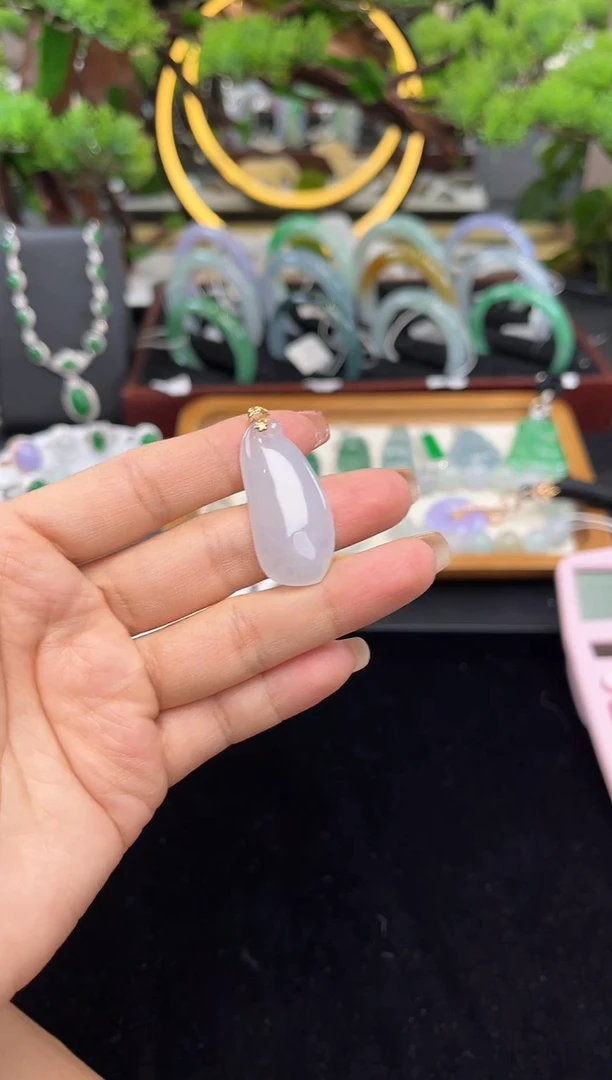 颈饰18K金镶嵌翡翠吊坠