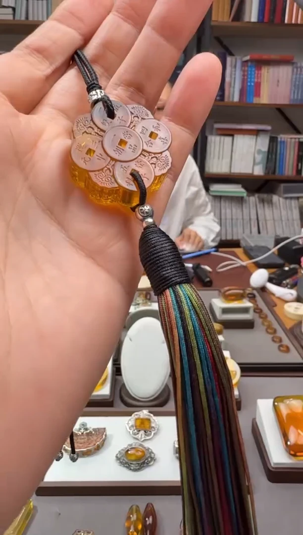 未镶嵌颈饰琥珀车挂