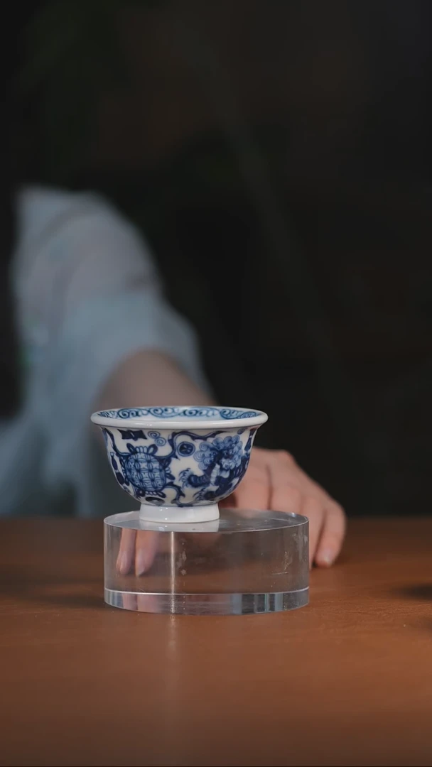 元青花双狮压手杯