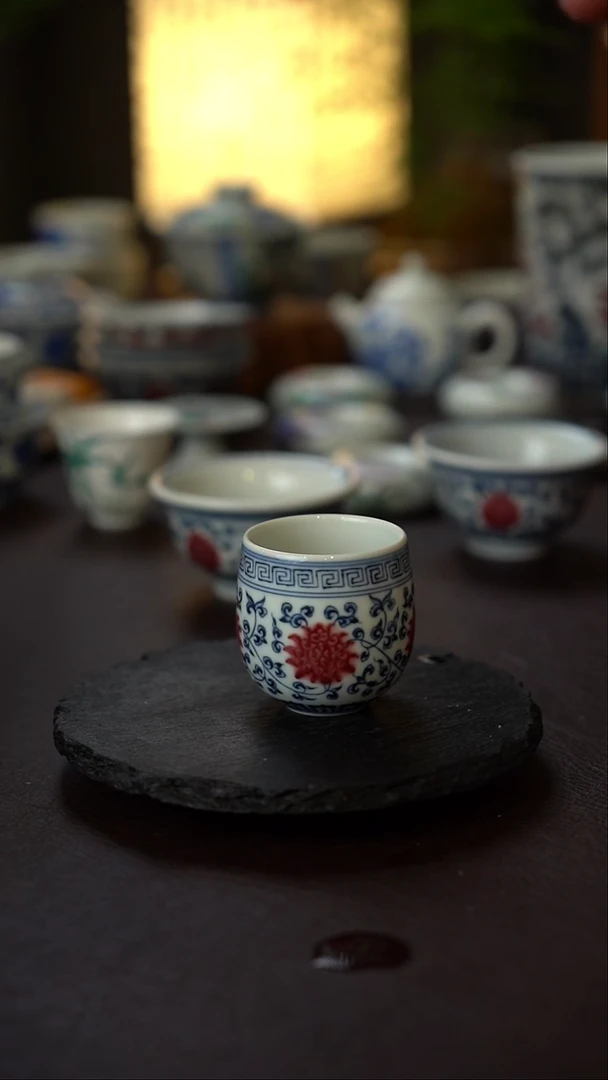 景德镇全手工手绘青花缠枝莲带内绘釉里红回字纹主人杯