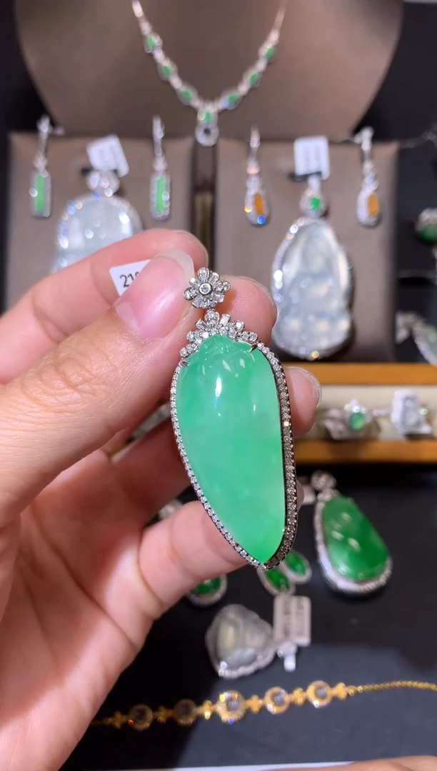 【闪购商品】翡翠吊坠(不含链)18K金镶嵌吊坠