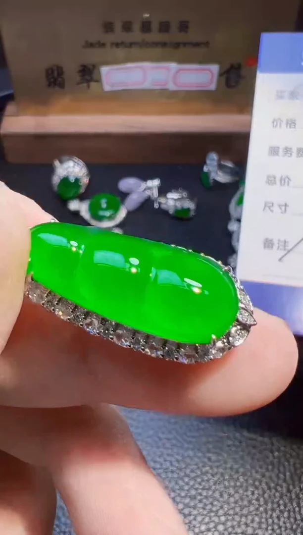 翡翠18K金镶嵌颈饰天*?翡翠