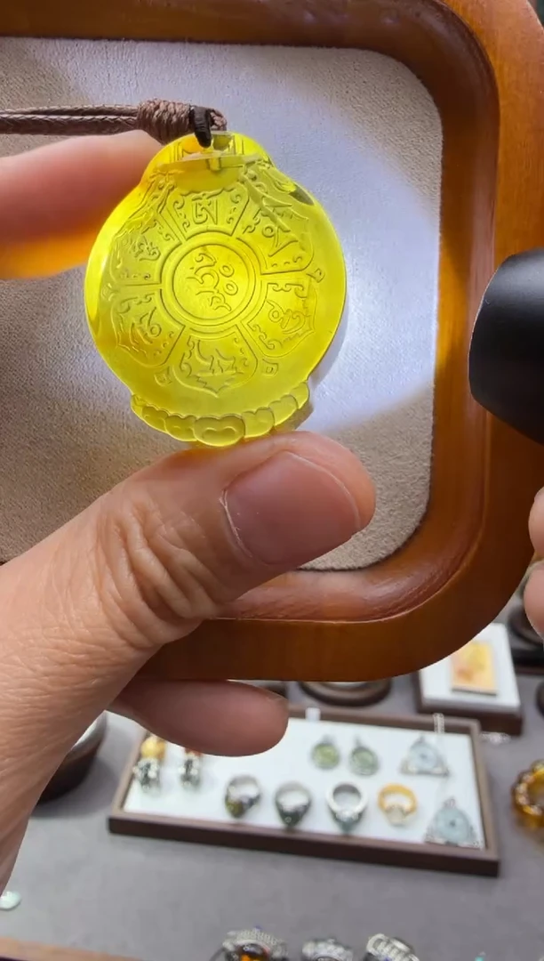 琥珀颈饰未镶嵌六字真言吊坠