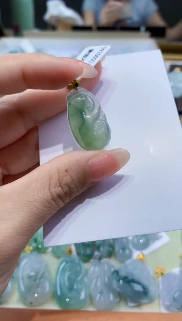 颈饰18K金镶嵌翡翠天然翡翠A货挂件