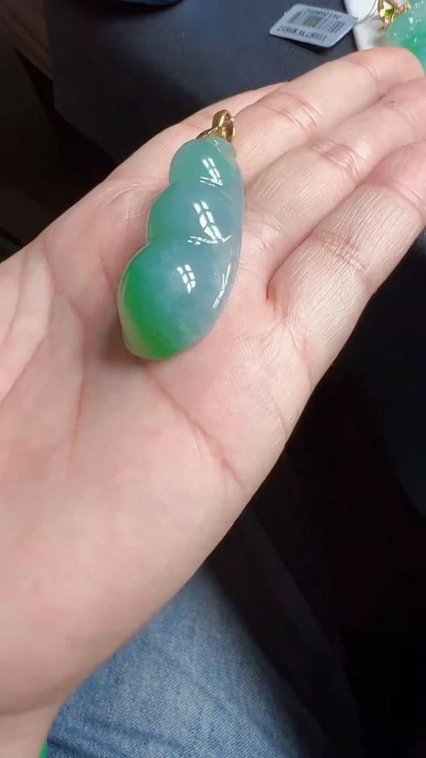 颈饰18K金镶嵌翡翠豆