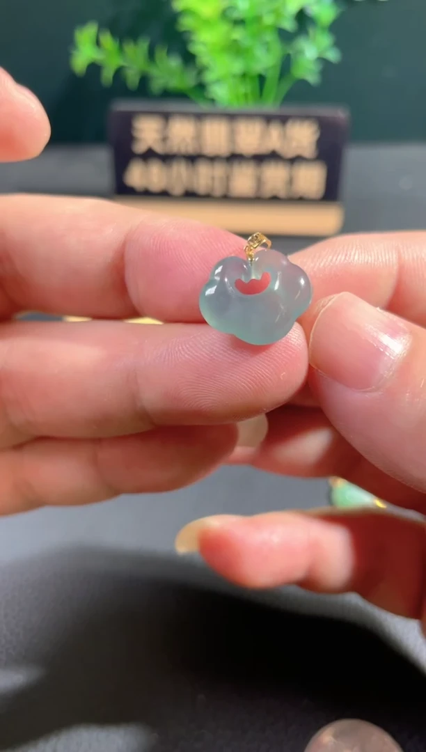 翡翠18K金镶嵌颈饰翡翠
