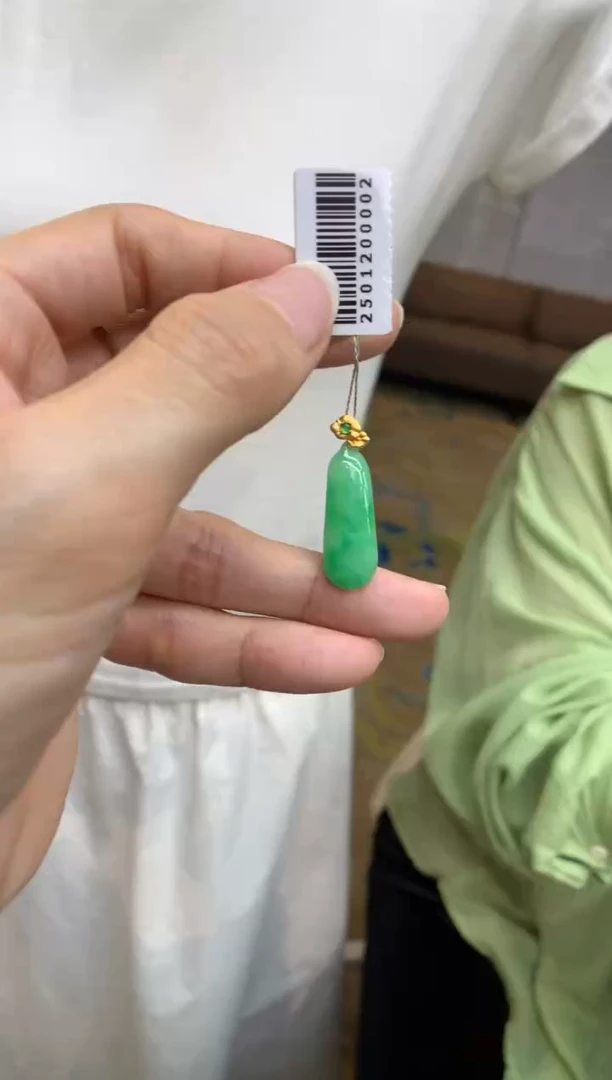 翡翠18K金镶嵌颈饰福瓜