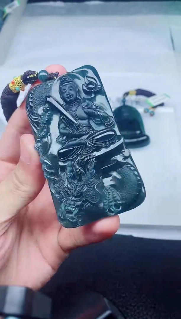 颈饰未镶嵌翡翠