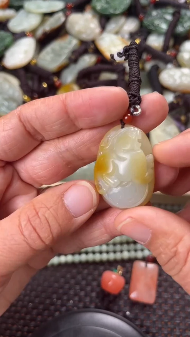 【闪购商品】和田玉颈饰未镶嵌多样性发货没有证书拍一发一有瑕