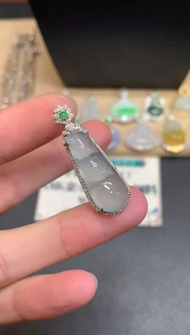 【闪购商品】翡翠颈饰18K金镶嵌福豆【无服务费】