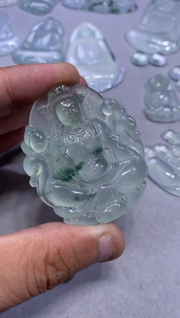 吊坠(不含链)未镶嵌翡翠观音11500  52.2  44.5  5.8