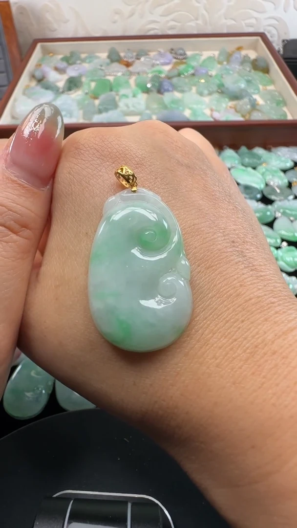 吊坠(不含链)18K金镶嵌翡翠如意