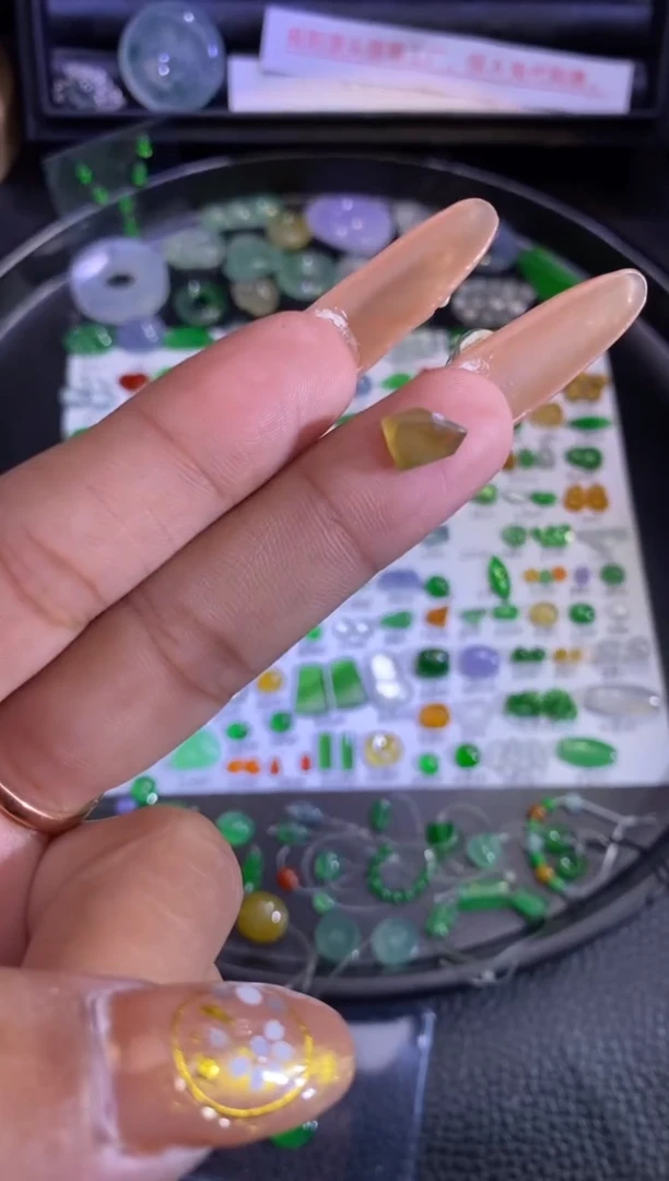 未镶嵌挂件翡翠切割