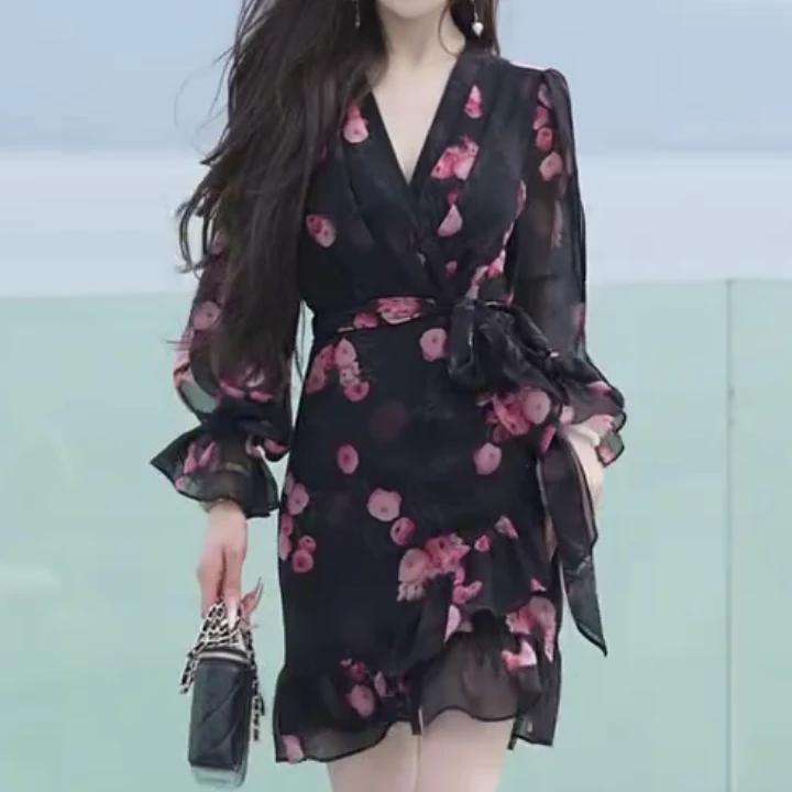 2025夏季新款时尚显瘦气质女士网红休闲洋气连衣裙百搭款D6203