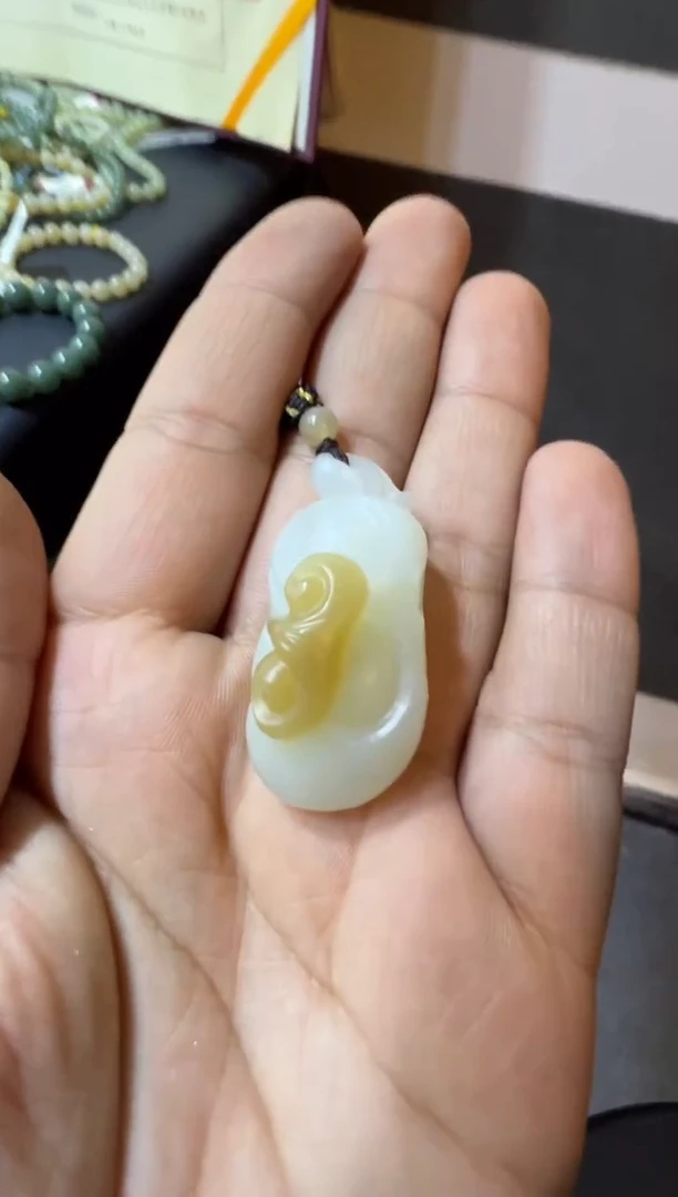 吊坠(赠链)未镶嵌和田玉金山糖白挂件 （产地直发）
