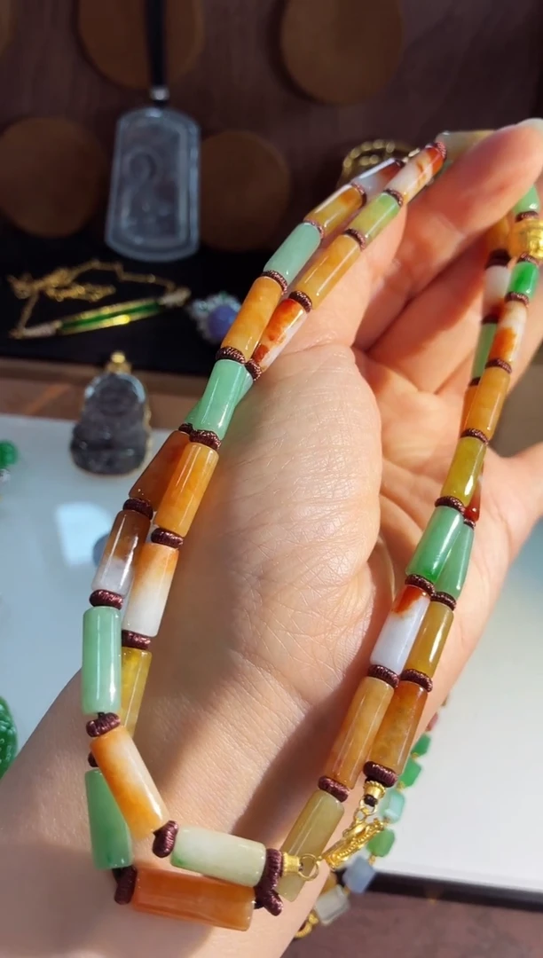 颈饰18K金镶嵌翡翠颈饰