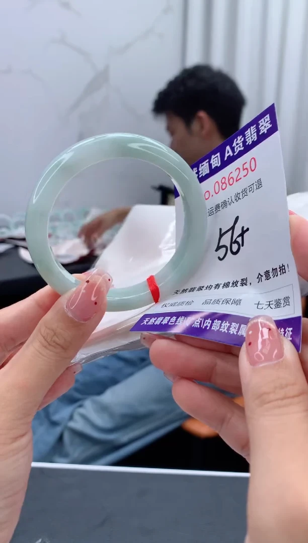 未镶嵌手镯翡翠有纹，完美者勿拍