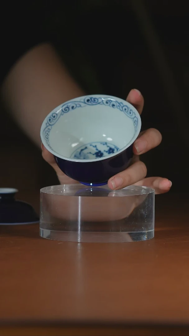 记蓝内绘松竹梅盖碗