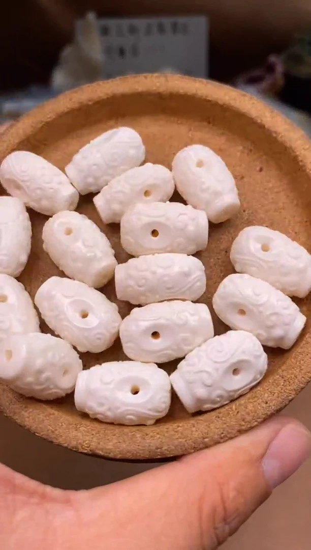 其他牛骨P170-祥云三通-有棕裂