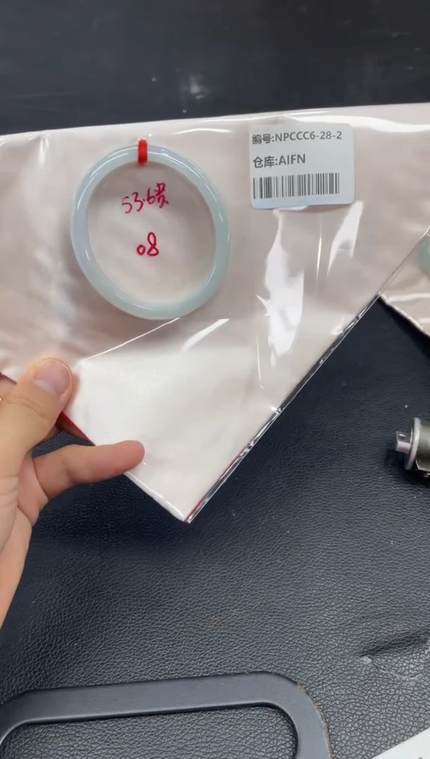 翡翠手镯未镶嵌翡翠手镯