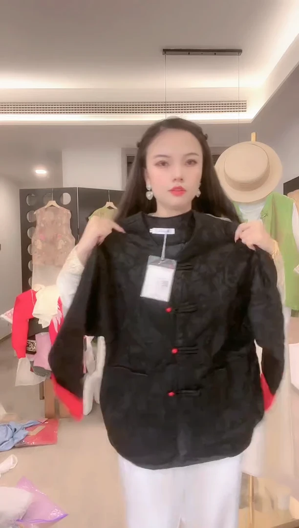 闪电购红袖子黑色外套