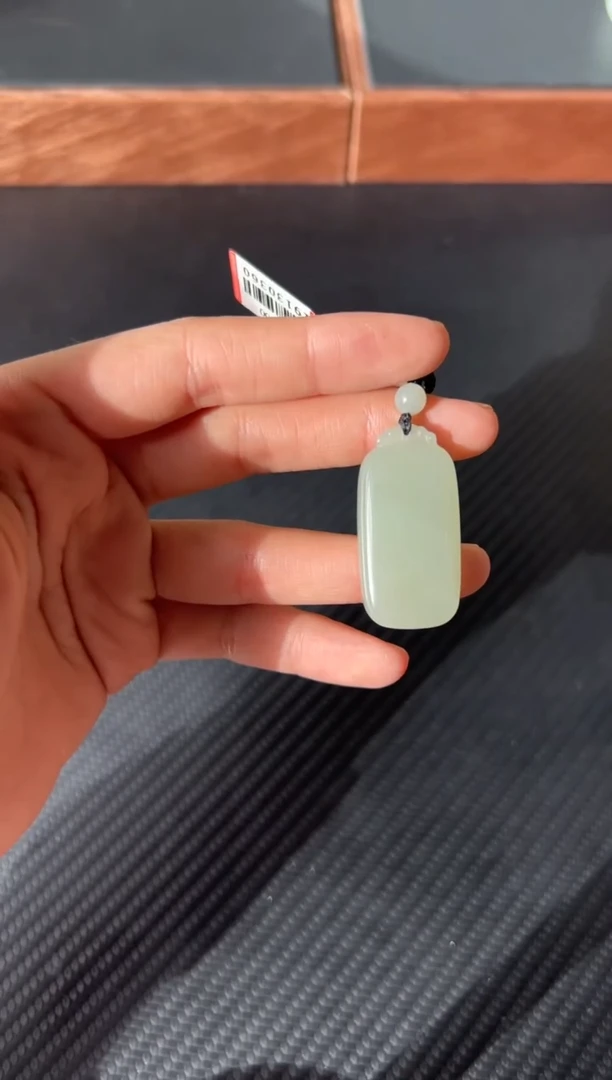 【闪购商品】和田玉吊坠(赠链)未镶嵌且末微色差近矿