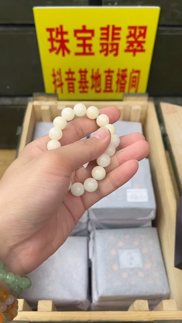 卡12mm海云母珐琅彩设计款，遇到阳光就变得七彩斑斓