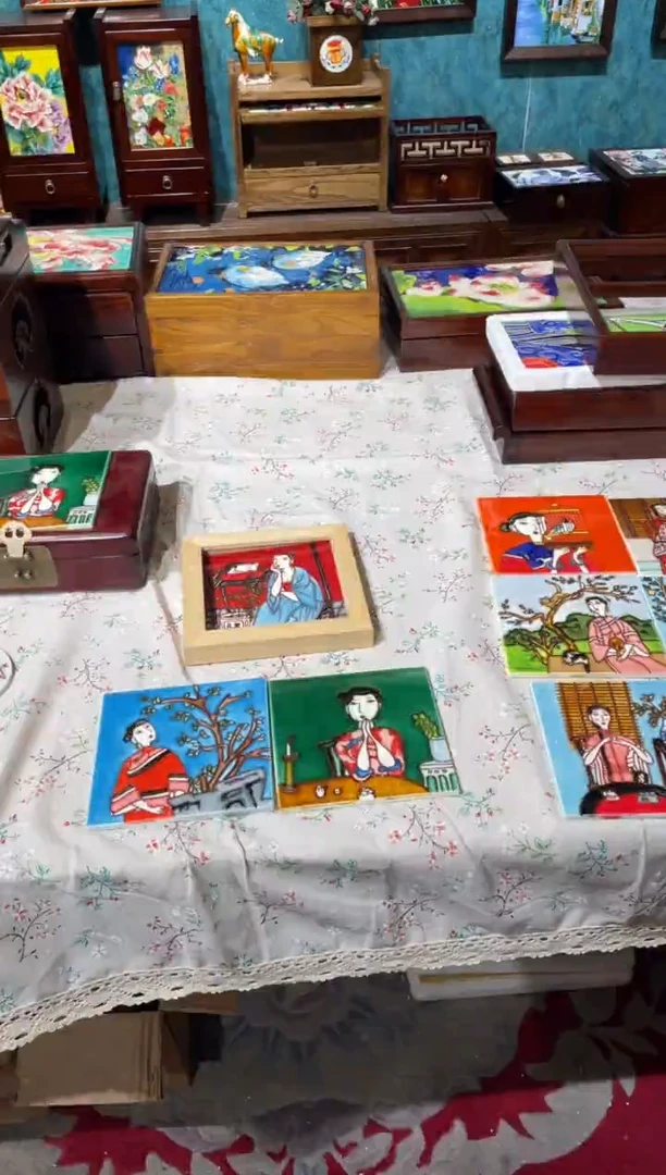 陶瓷雅松木框三个摆台